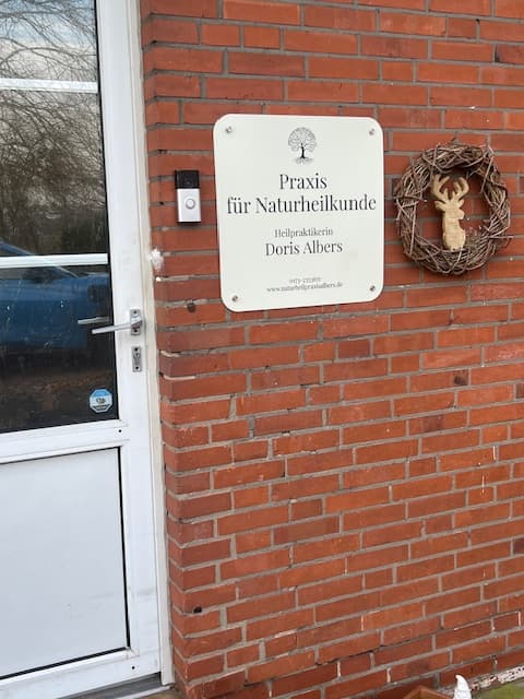 Eingang zur Praxis für Naturheilkunde – Heilpraktikerin Doris Albers