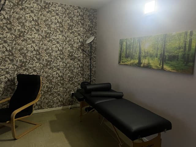 Behandlungsraum mit Therapieliege und entspannender Atmosphäre